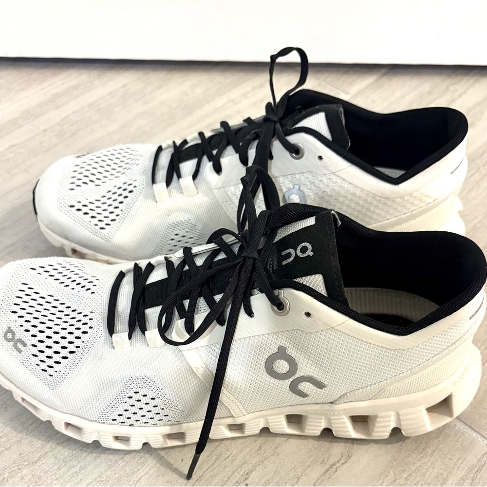 On Running Women’s Cloud X Textile Trainers Athletic Shoes in White and Black